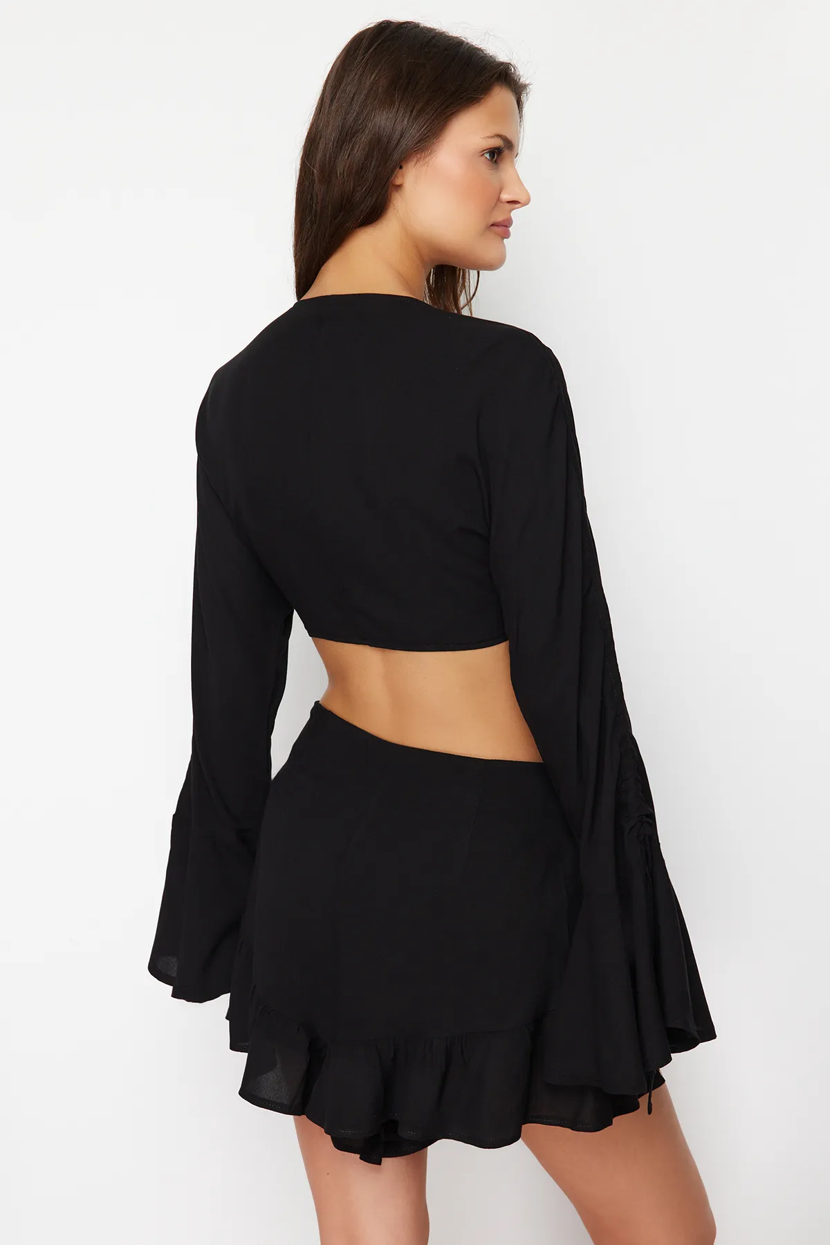 Trendyol Collection  Schwarzes Set aus gewebter Rüschenbluse und Shorts TBESS23AU00128