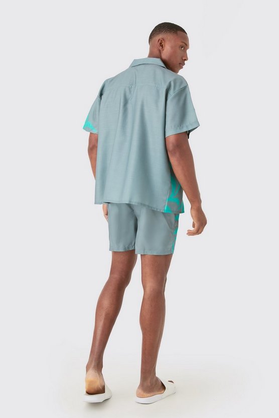 Kastiges gemustertes Hemd und Badehose