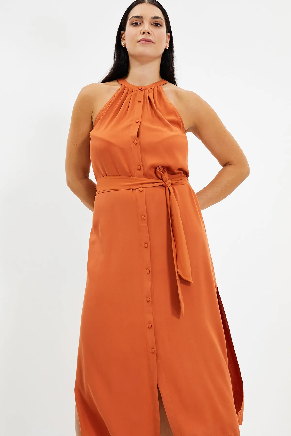 Trendyol Collection  Zimtfarbenes, gewebtes Midi-Hemdkleid mit Gürtel und vorherrschendem Kragen TWOSS19XM0112