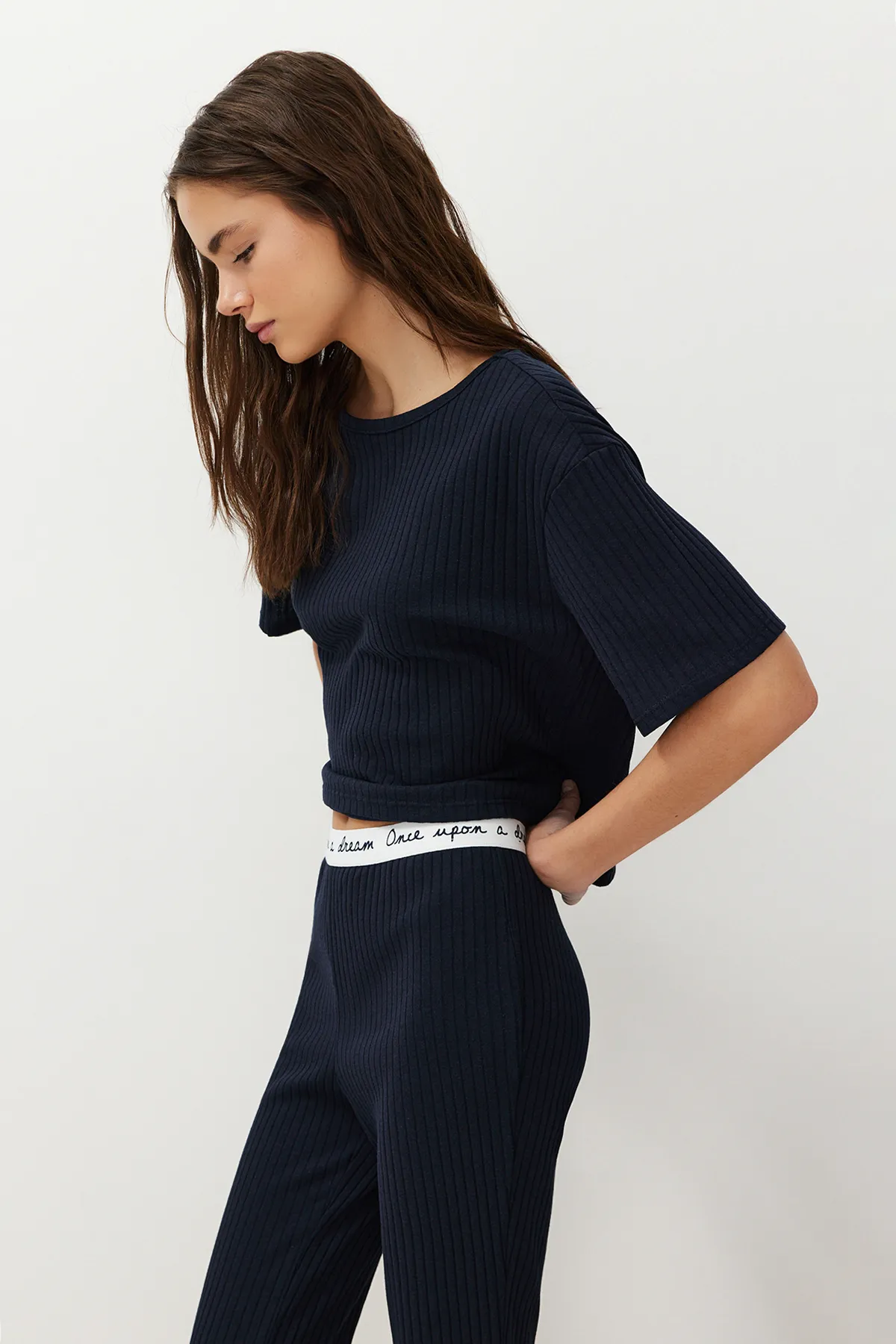 Trendyol Collection  Marineblauer Slogan-bedruckter, detaillierter Gummi-T-Shirt-Hose-Strickpyjama aus schnurgebundener Baumwolle THMSS21PT1016