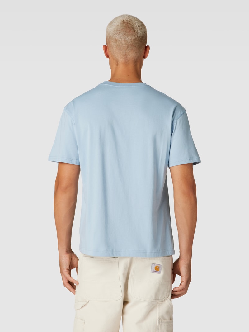 T-Shirt mit Rundhalsausschnitt und Label-Stitching in rauchblau