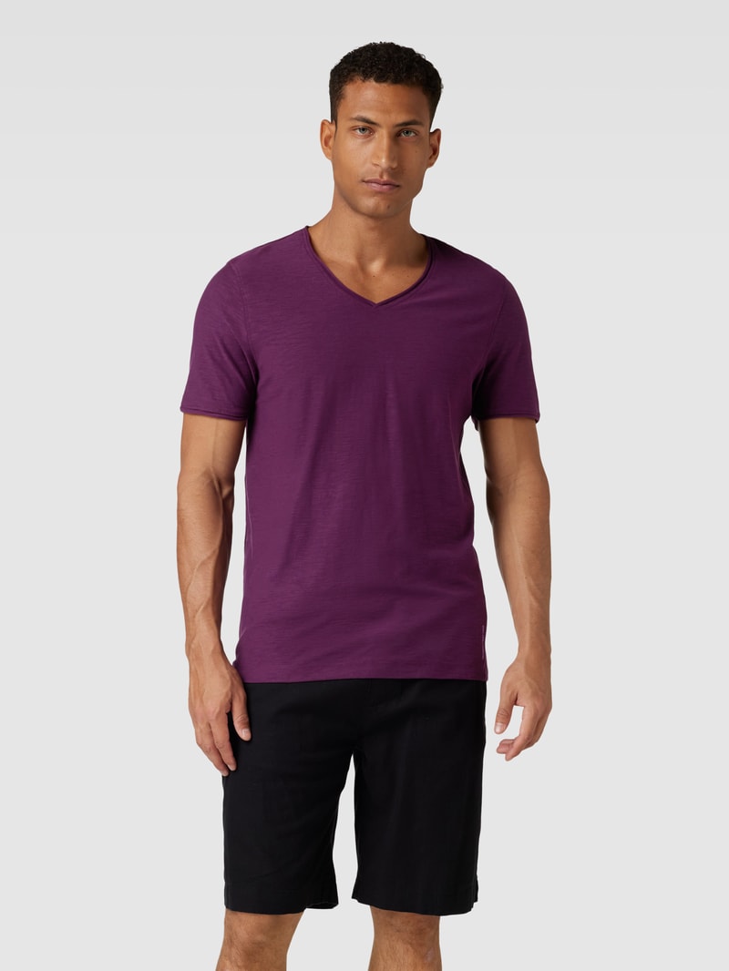 Regular Fit T-Shirt aus Baumwolle mit V-Ausschnitt in aubergine
