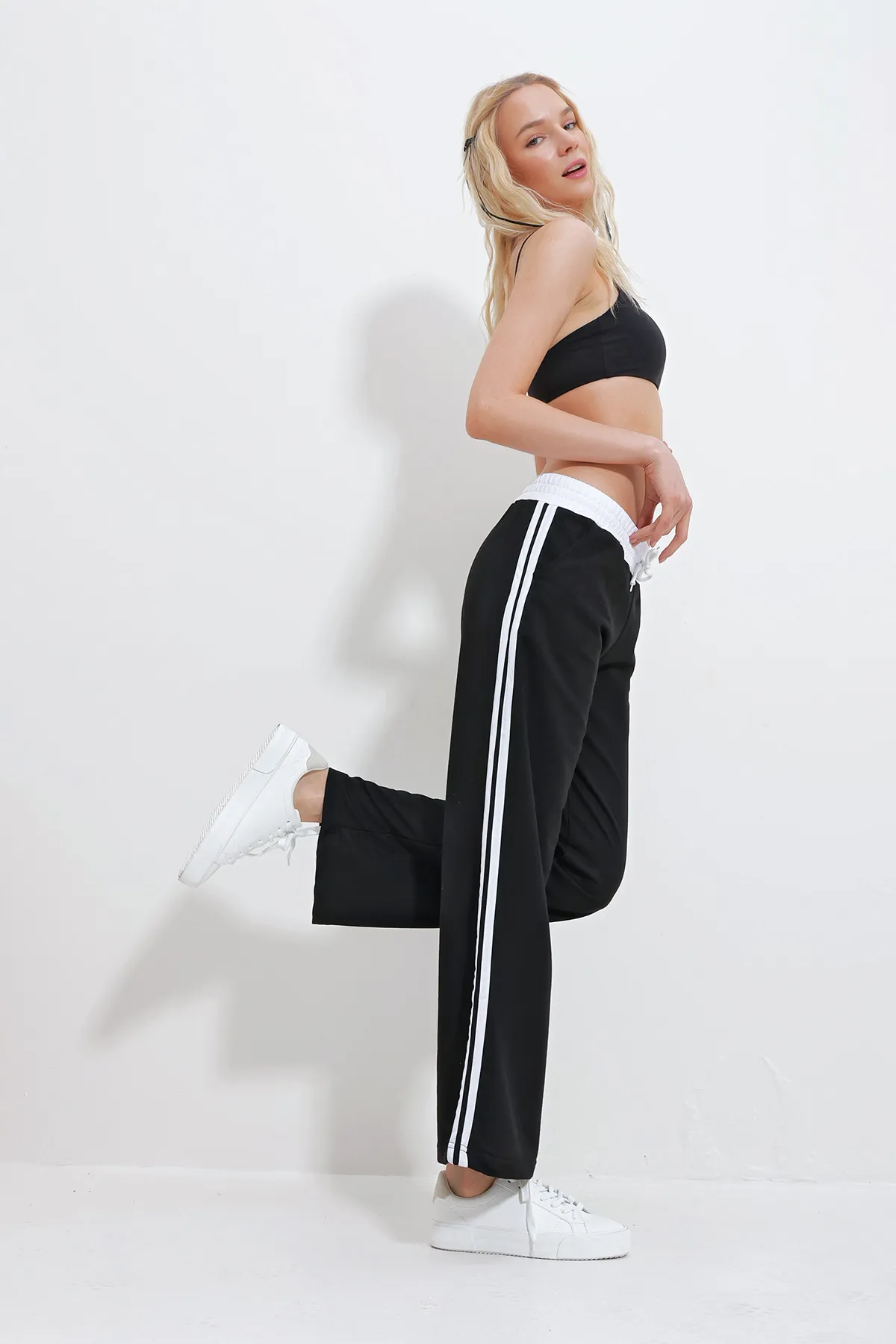 Trend Alaçatı Stili  Schwarze Pazalazzo-Jogginghose mit elastischem Bund und doppeltem Streifen für Damen ALC-X11969