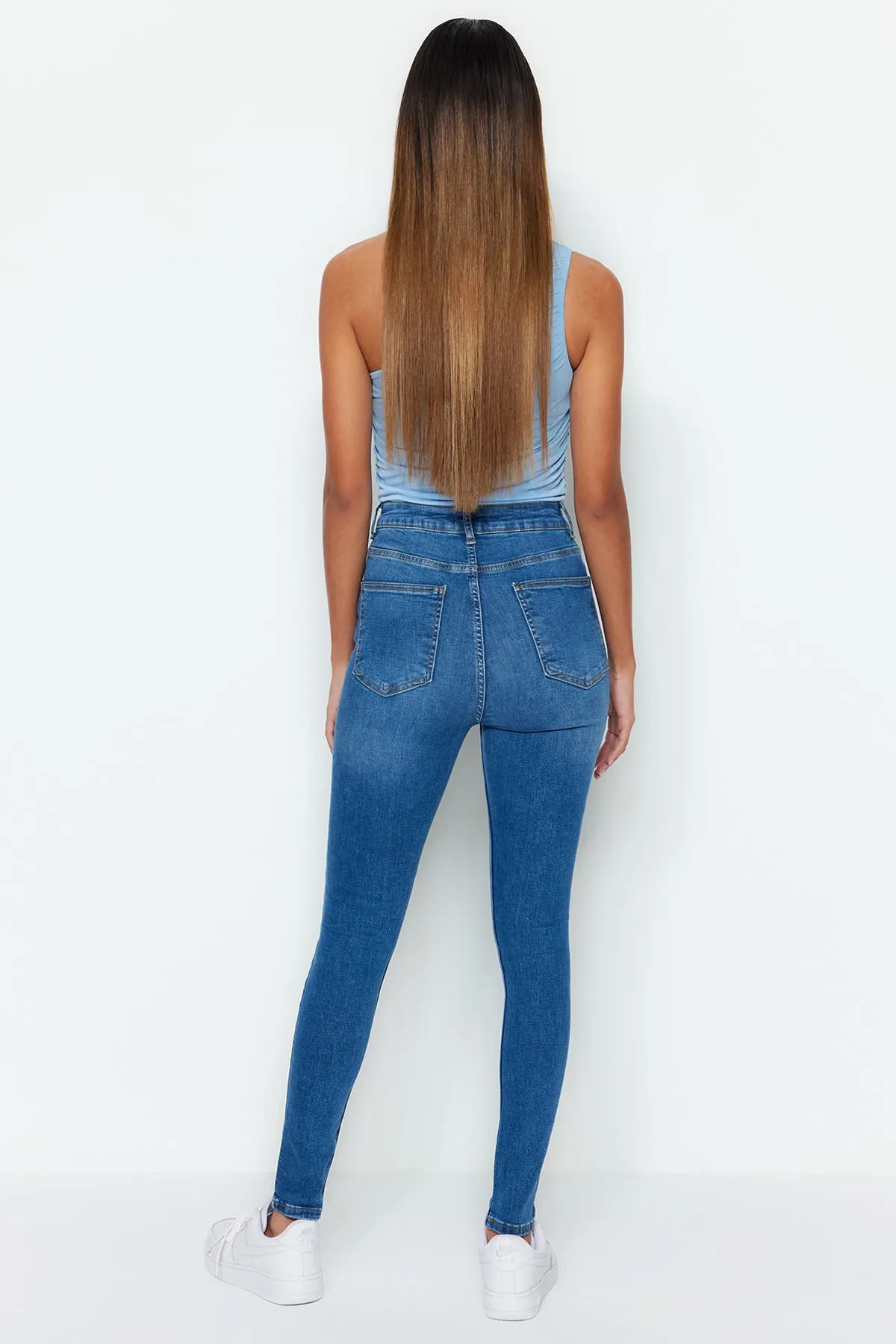 Trendyol Collection  Blaue Skinny Jeans mit normaler Taille TWOSS23JE00073