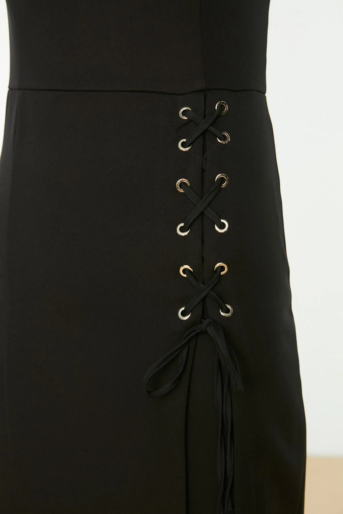 Trendyol Collection  Schwarzes, figurbetontes Midi-Webkleid mit Ösen und detailliertem Schlitz und quadratischem Kragen TWOSS19EL0079