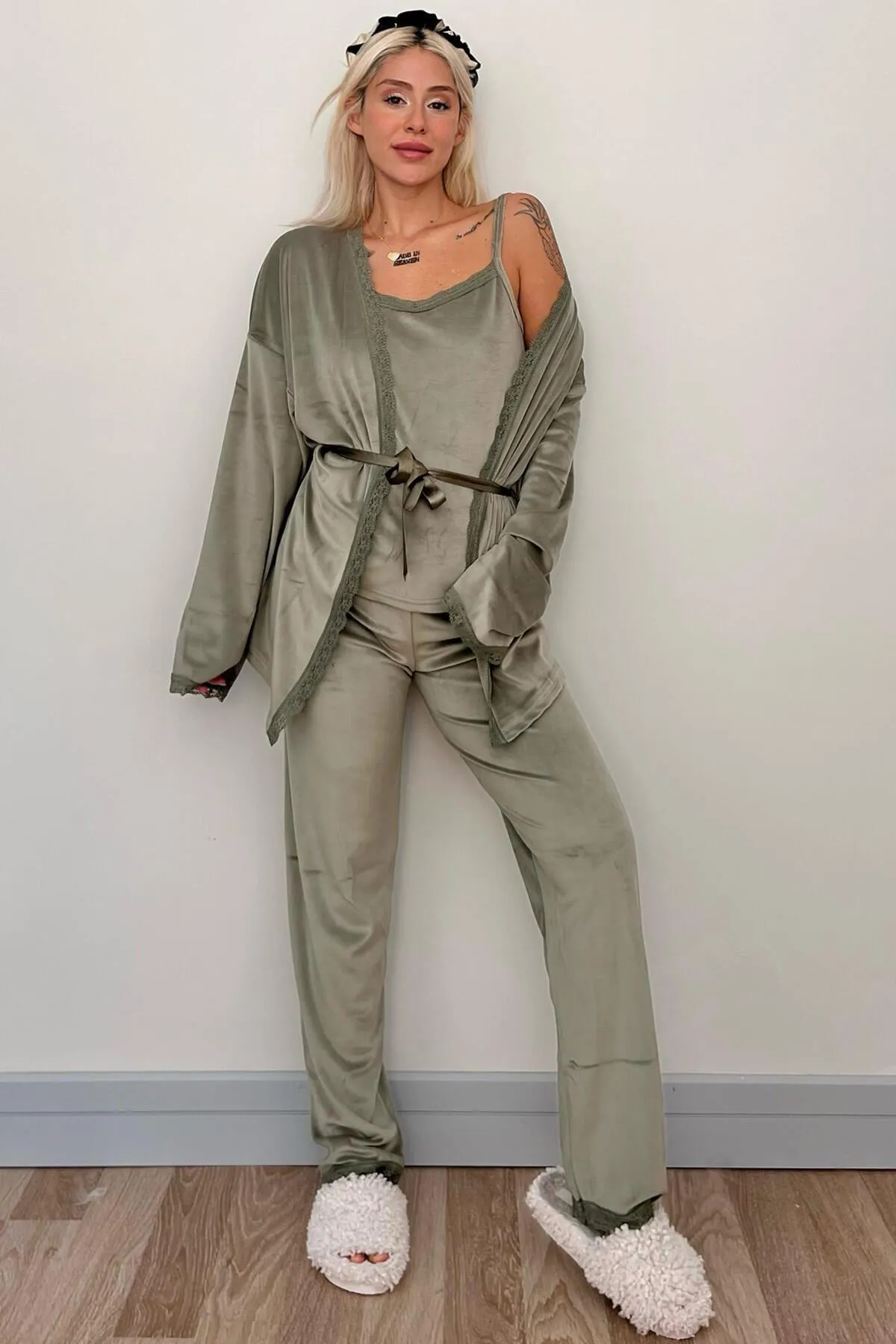 Pijamaevi  Green Gage Exklusives Damen-Pyjama-Set aus Samt mit Bademantel