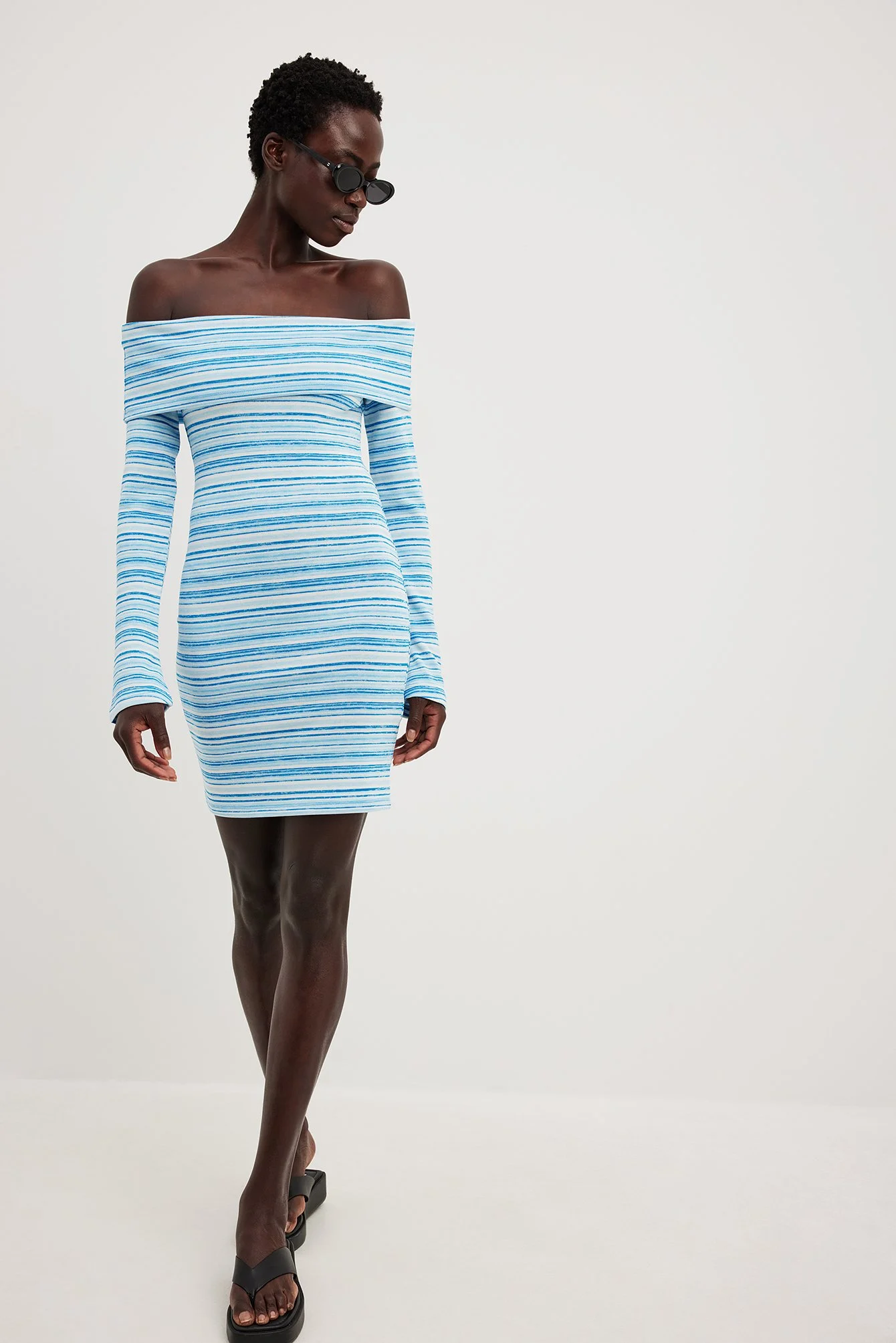 Gestreiftes Off-Shoulder-Minikleid