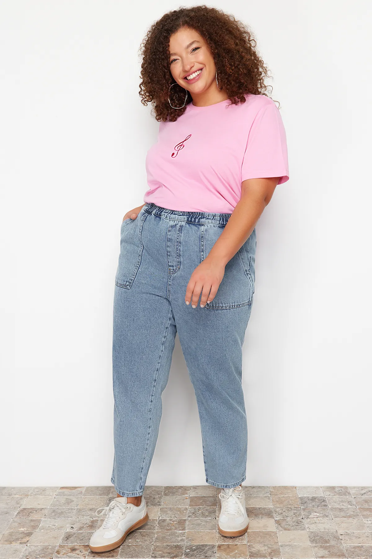 Trendyol Curve  Hellblaue Mom-Fit-Jeans mit elastischem Bund TBBSS24CJ00041