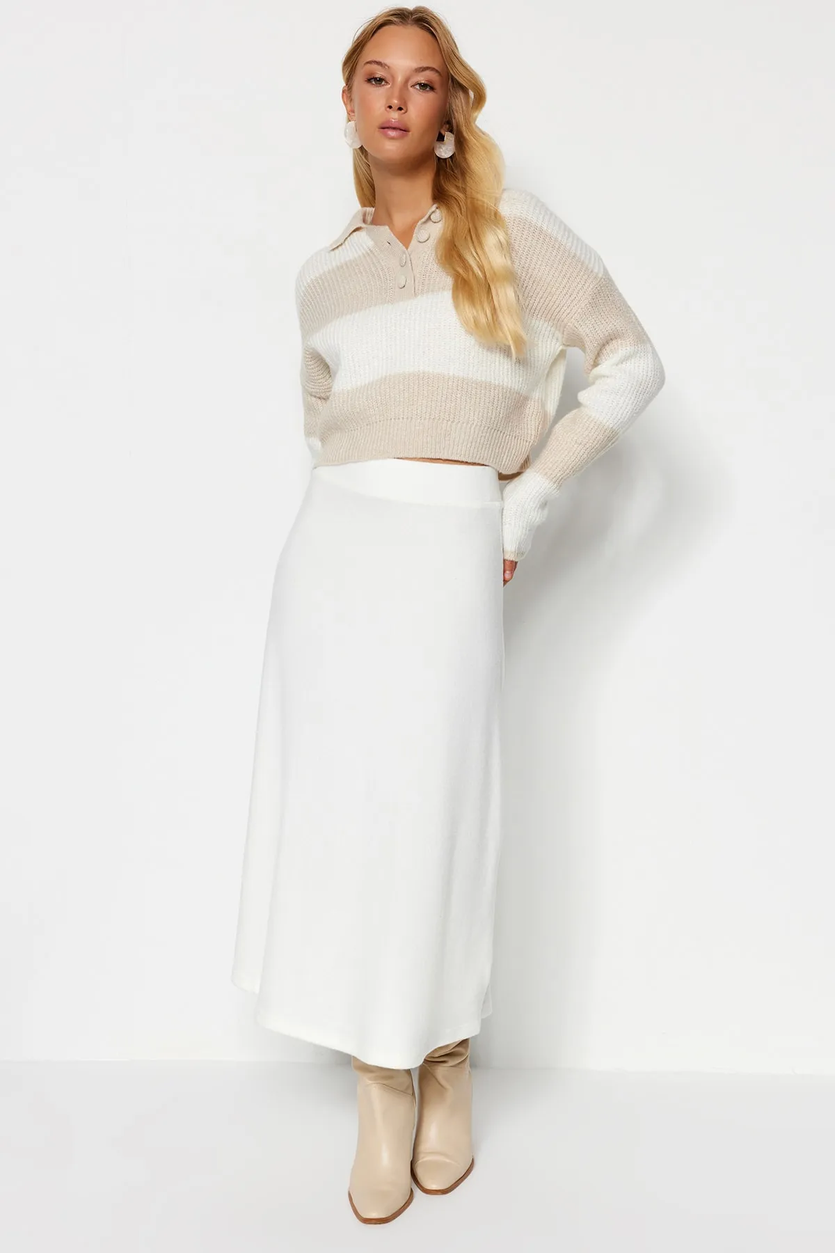 Trendyol Collection  Ecrufarbener, weicher Strickrock mit ausgestellter Form und hoher Taille in Midilänge TWOAW24ET00249