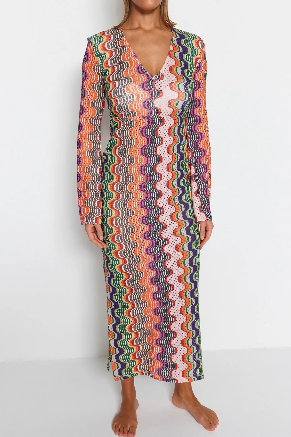 Trendyol Collection  Geometrisch gemustertes, tailliertes Maxi-Strick-Strandkleid TBESS23EL00177
