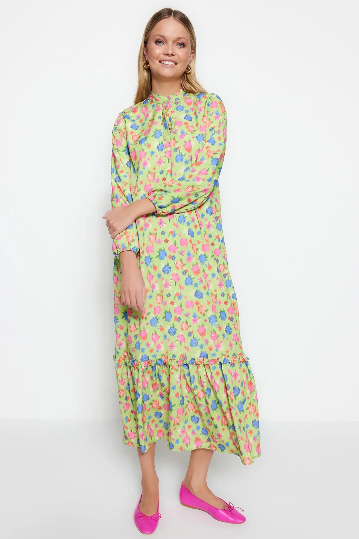 Trendyol Modest  Dunkelgrünes, gewebtes Kleid mit Blumenmuster, halber Knopfleiste und Rüschenfutter TCTSS21EL3353