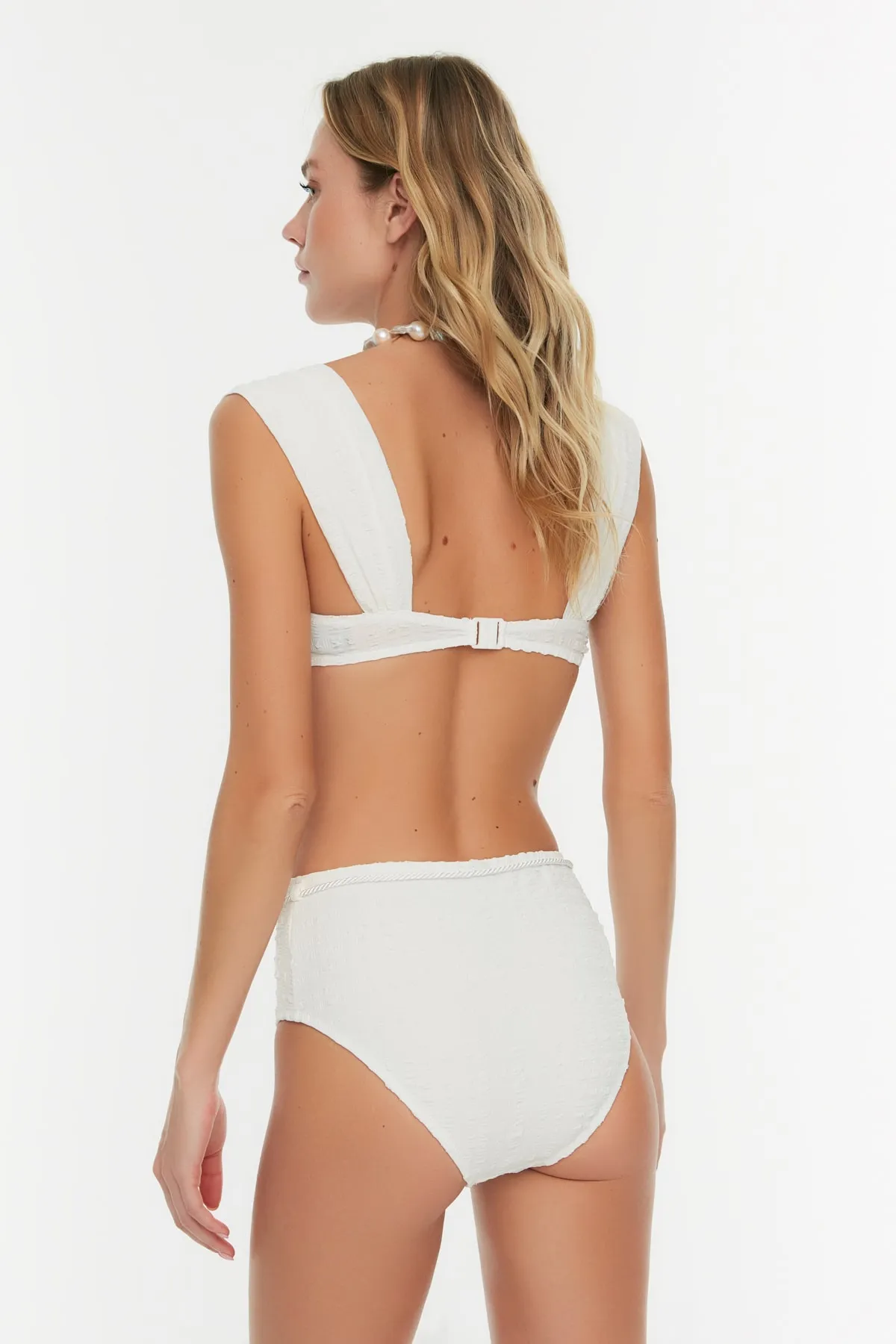 Trendyol Collection  Strukturiertes Balconette-Bikinioberteil in Ecru TBESS21BU0161