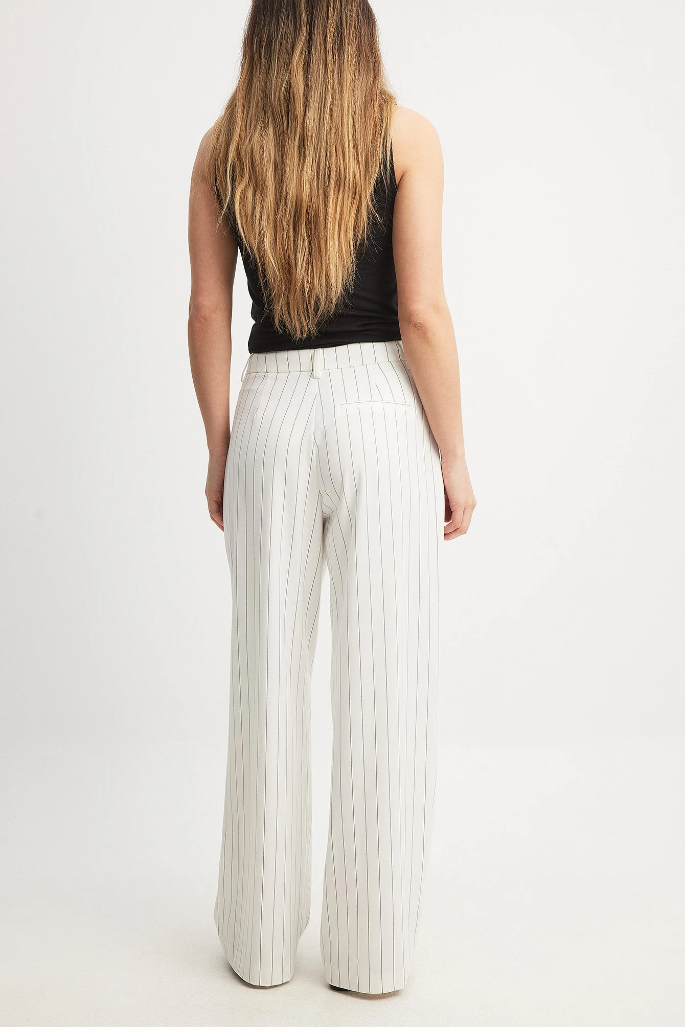 Gestreifte Bundfaltenhose mit hoher Taille