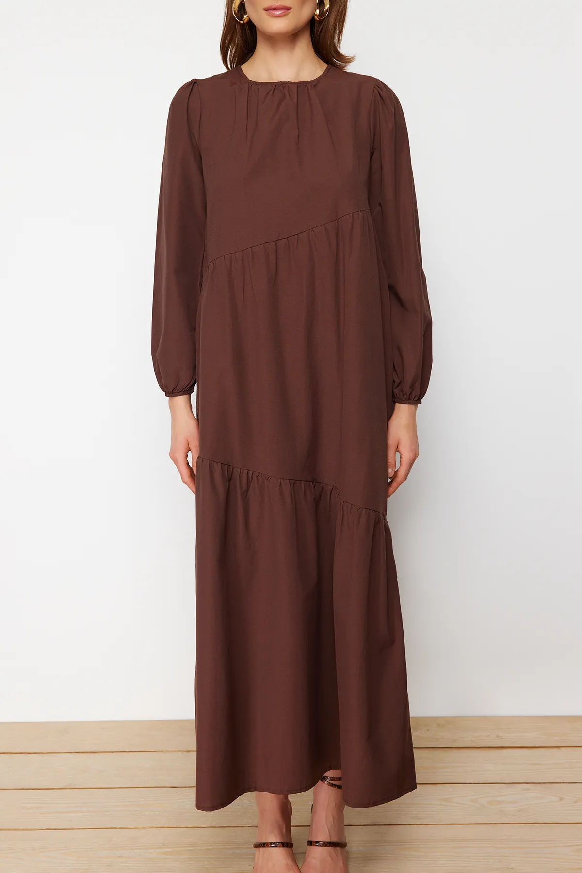 Trendyol Modest  Braunes, gerafftes Popeline-Gewebekleid mit Rundhalsausschnitt TCTSS21EL3470