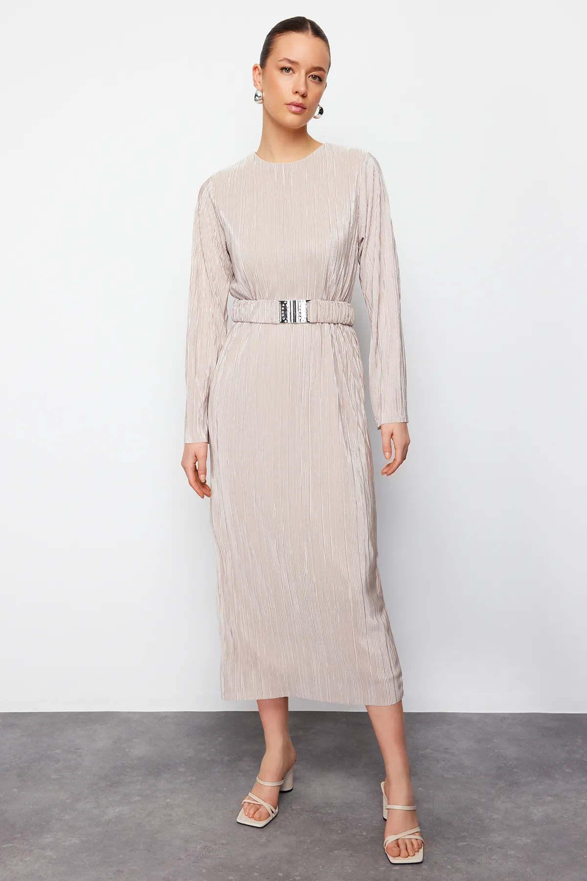 Trendyol Modest  Goldfarbenes, detailliertes Strickkleid mit Faltengürtel TCTSS24EB00154