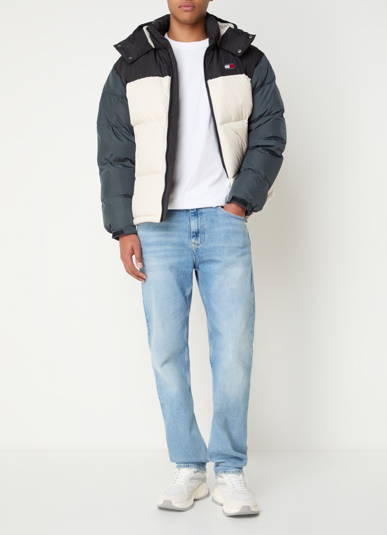 Jaqueta puffer Tommy Hilfiger com enchimento de plumas e logotipo.