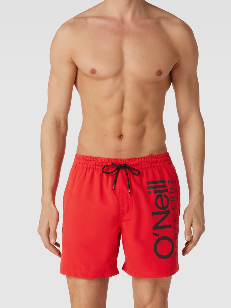 Badehose mit Label-Print Modell 'Original Cali' in rot