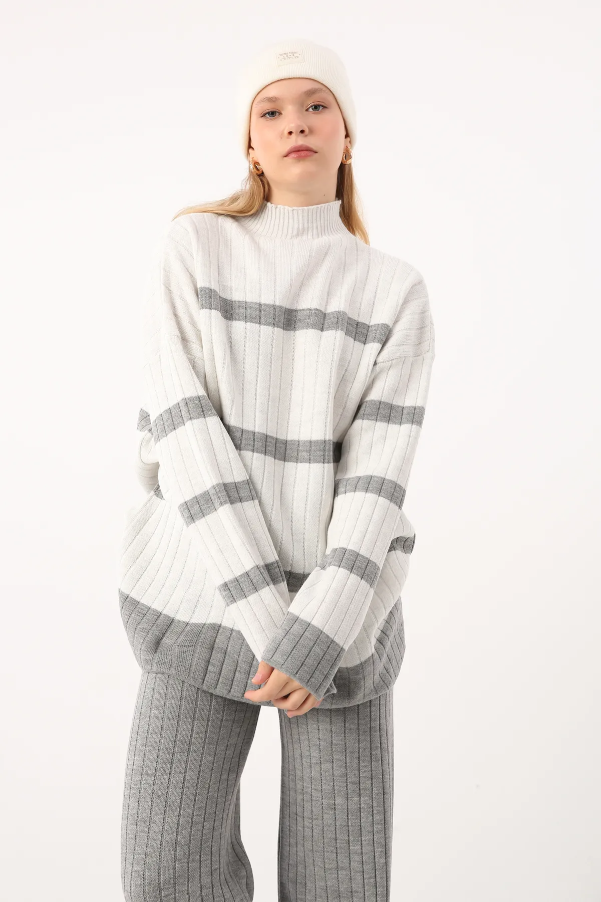 ALLDAY  Hellgrau-grau gestreifter Strickanzug aus Pullover mit hohem Kragen und Hose mit weitem Bein
