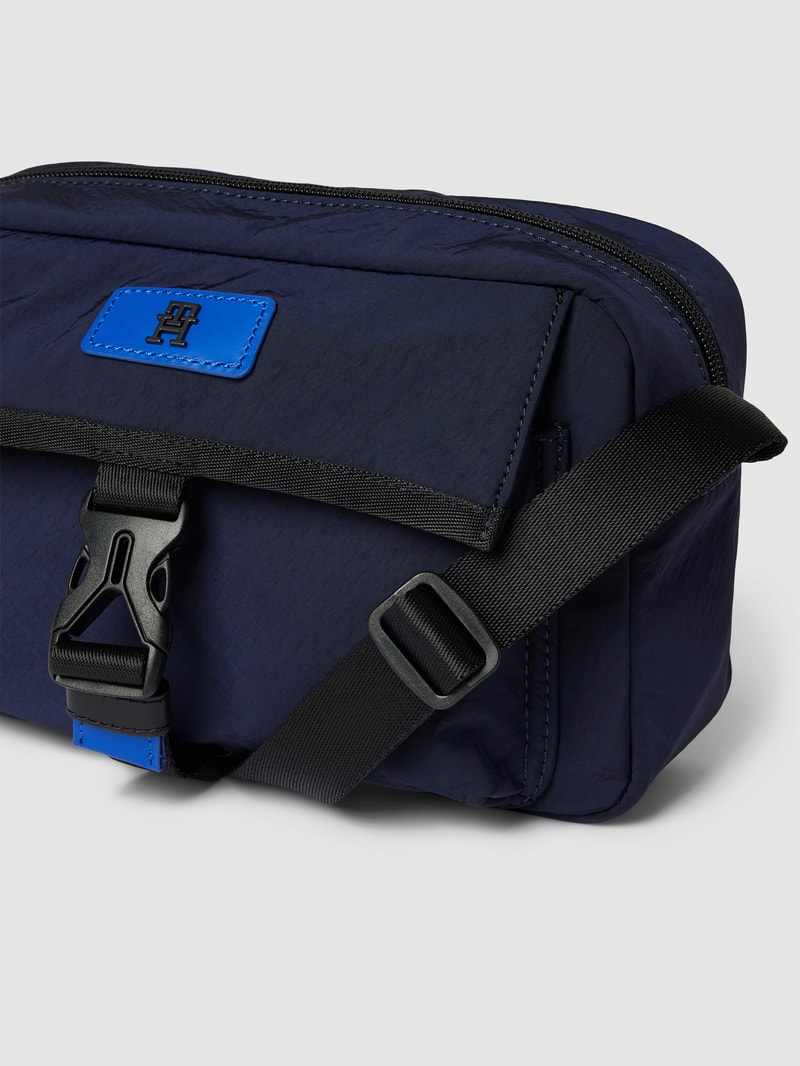 Umhängetasche mit Label-Details Modell 'UTILITY' in dunkelblau