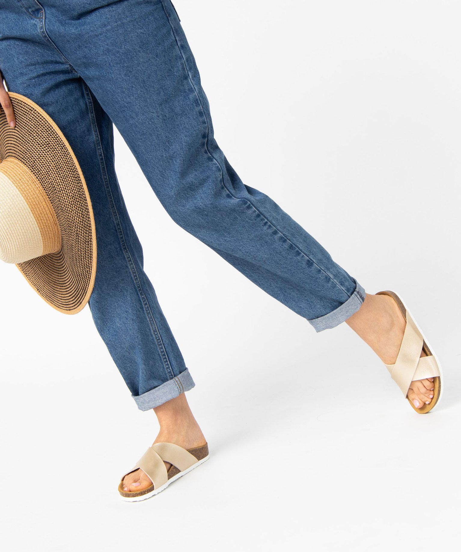 Mules femme à talon plat et larges brides croisées or | GEMO