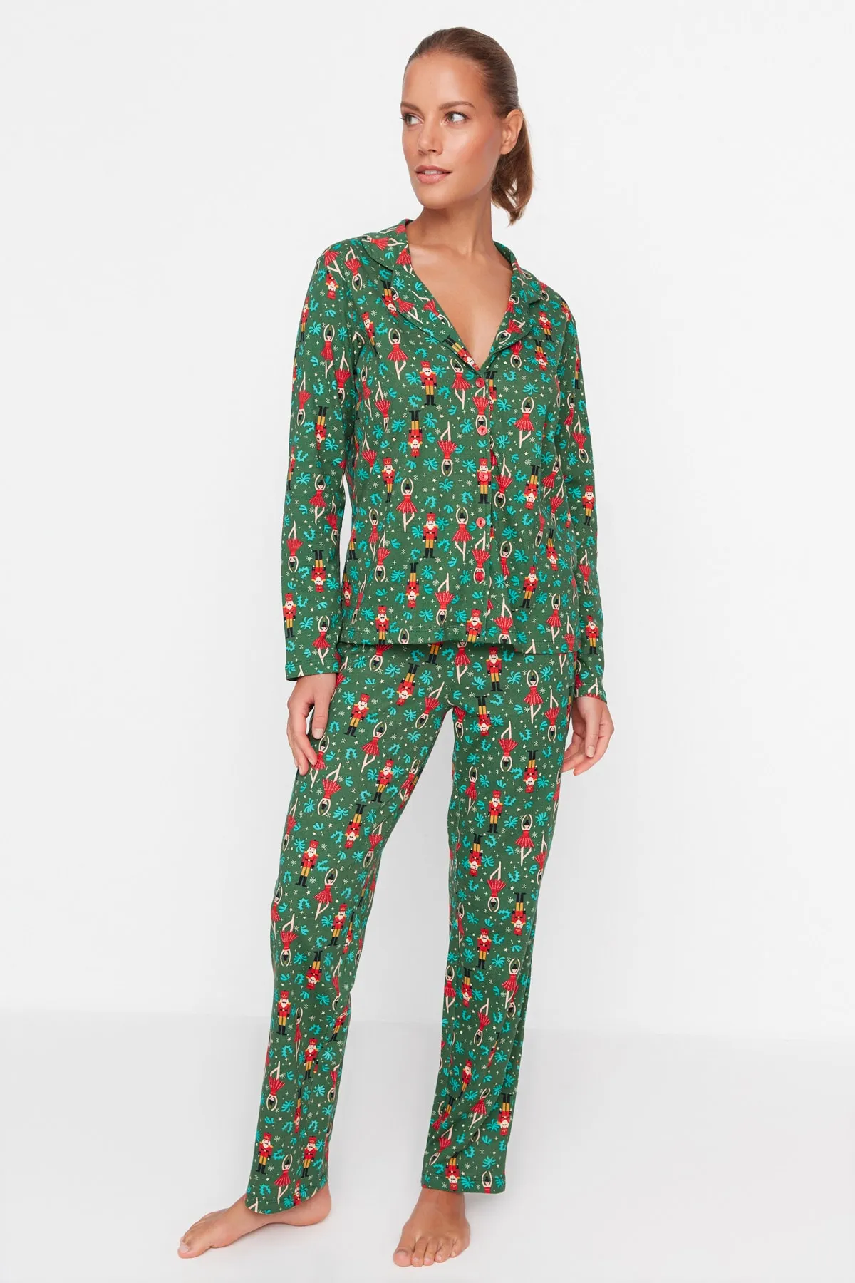 Trendyol Collection  Mehrfarbiges Strick-Pyjama-Set aus 100 % Baumwolle mit Weihnachtsmotiv THMAW23PT00311