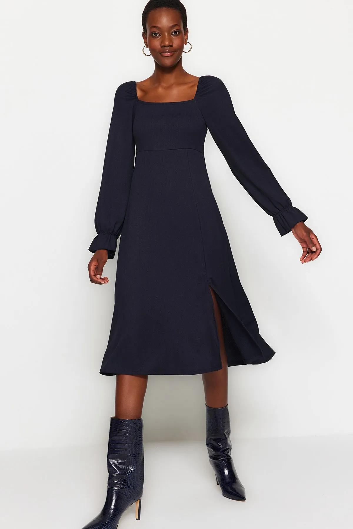 Trendyol Collection  Marineblaues Midi-Strickkleid mit quadratischem Ausschnitt und Schlitz und langen Ärmeln TWOAW24EL00188