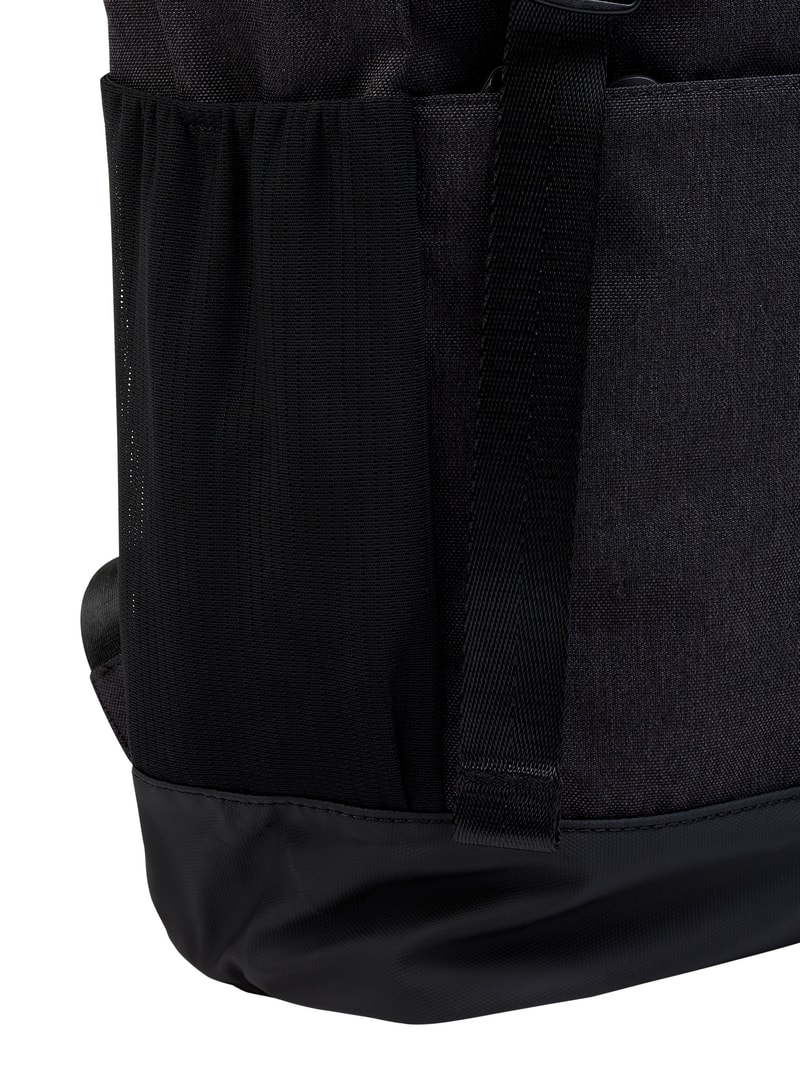 Rucksack mit Klickverschluss in schwarz
