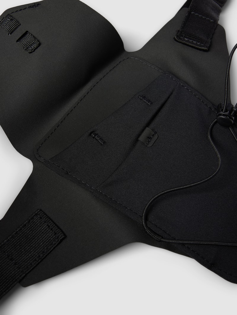 Bauchtasche mit Label-Print in schwarz