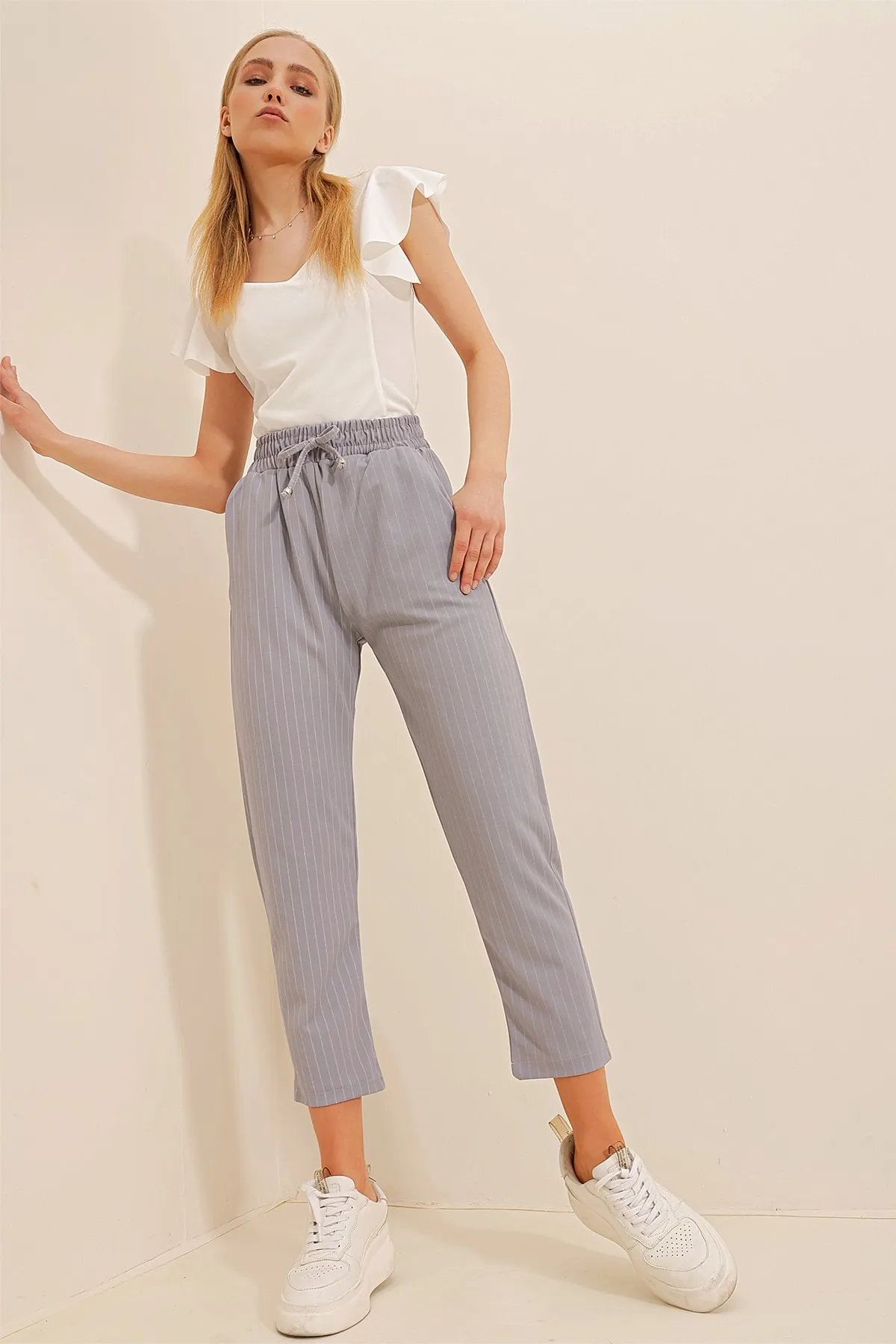 Trend Alaçatı Stili  Graue Damenhose mit hoher Taille und doppelter Tasche, gestreift, entspannter Schnitt, ALC-X10430