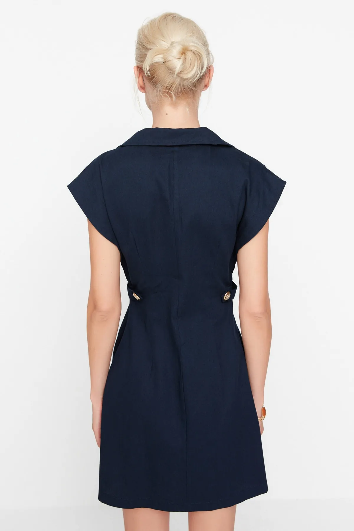 Trendyol Collection  Marineblaues, gewebtes Mini-Hemdkleid mit Knopfdetail TWOSS22EL2970