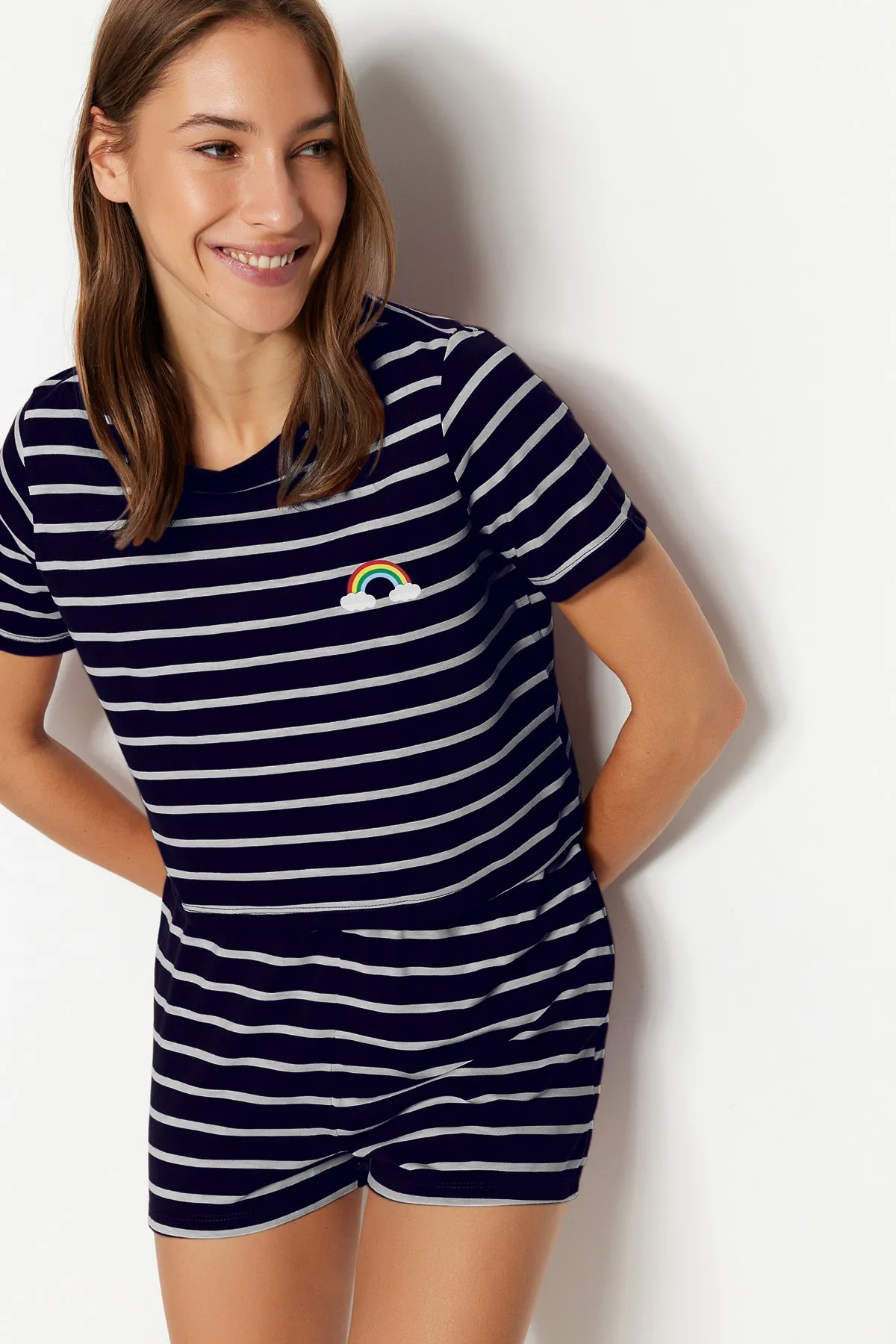 Trendyol Collection  Marineblaues, mit Regenbogen bedrucktes T-Shirt-Shorts-Strick-Pyjama-Set THMSS20PT0230