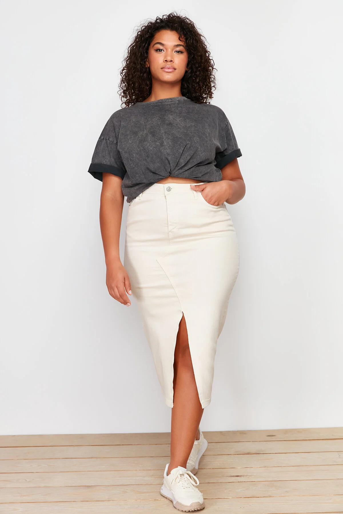 Trendyol Curve  Ecrufarbener, detaillierter Midi-Jeansrock mit Schlitz vorne TBBSS24AZ00033
