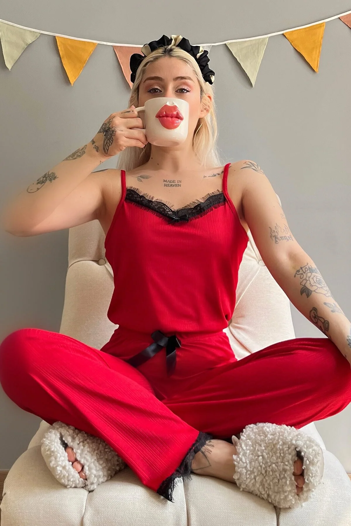 Pijamaevi  Gestricktes Damen-Pyjama-Set mit rotem Spitzenseil und Riemen