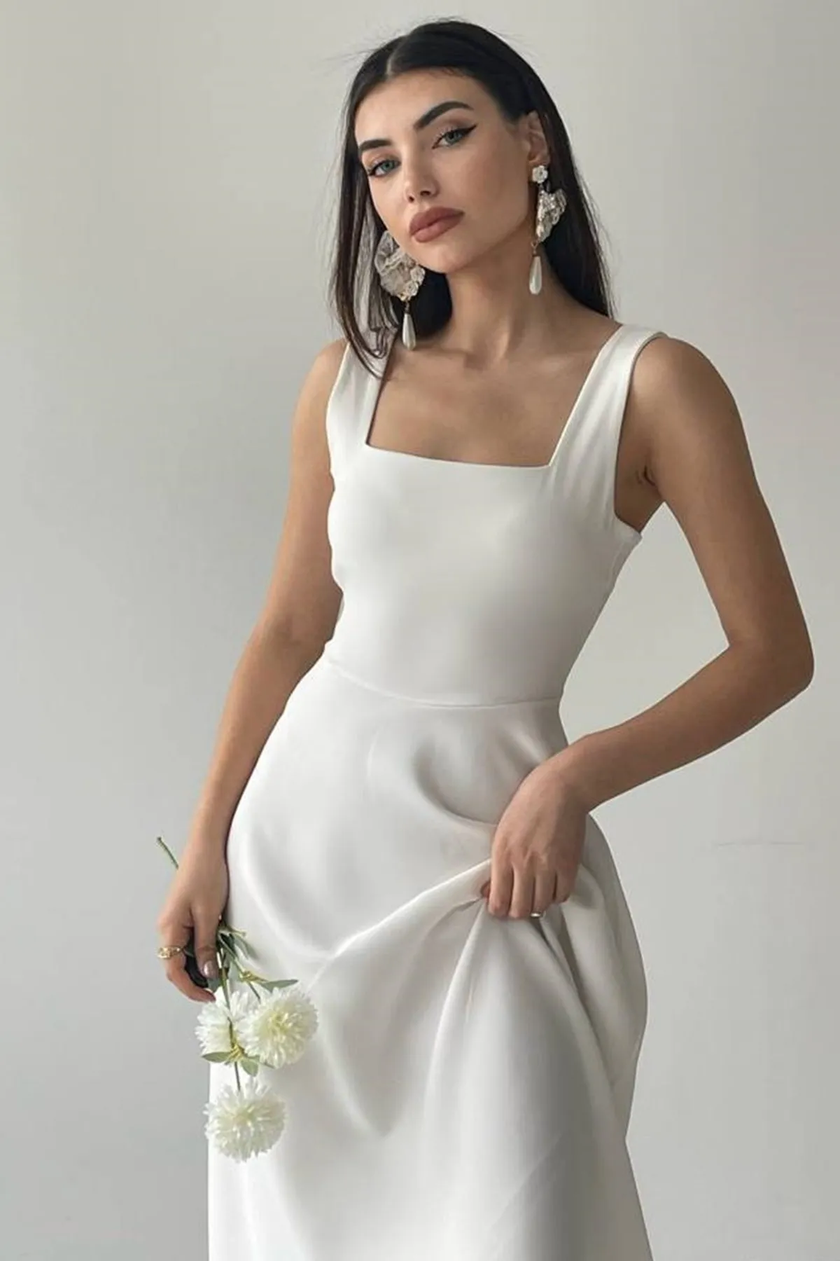 vuvutasarım  Damen-Abendkleid mit quadratischem Kragen und dicken Trägern in Midi-Länge in Weiß 151