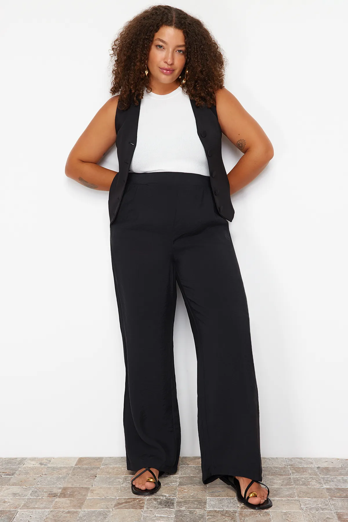 Trendyol Curve  Schwarze gewebte Hose mit weitem Bein TBBSS24AR00011
