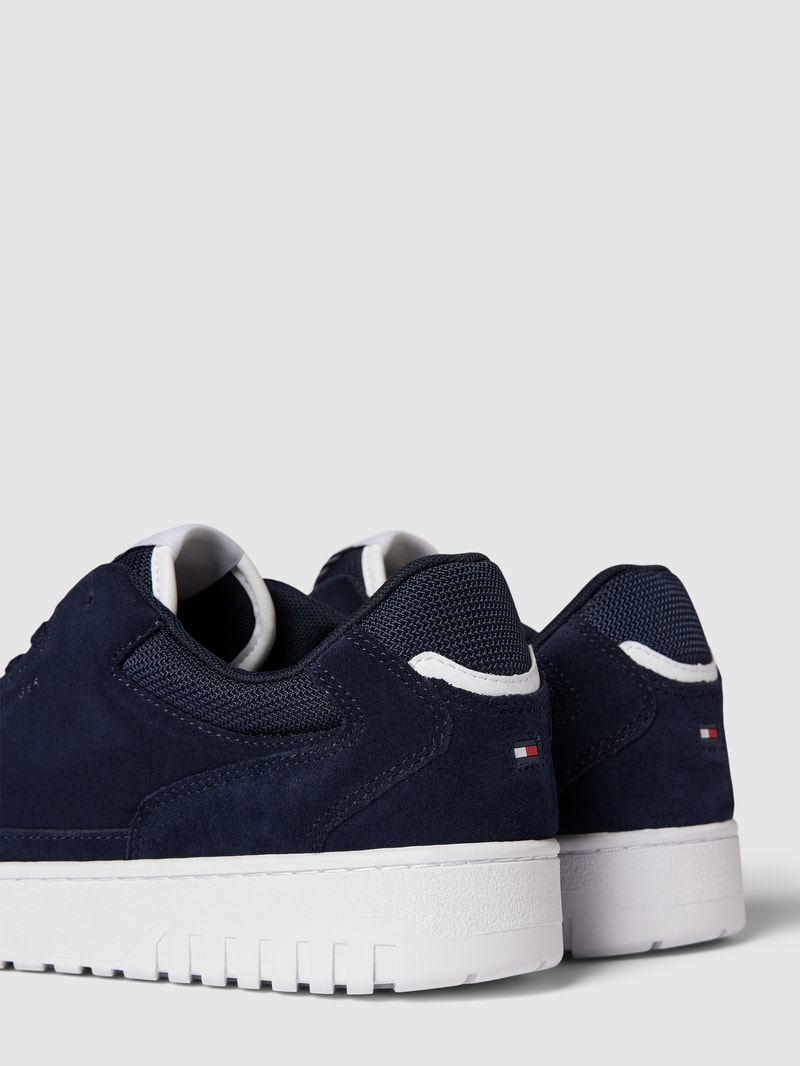 Sneaker mit Label-Detail in dunkelblau