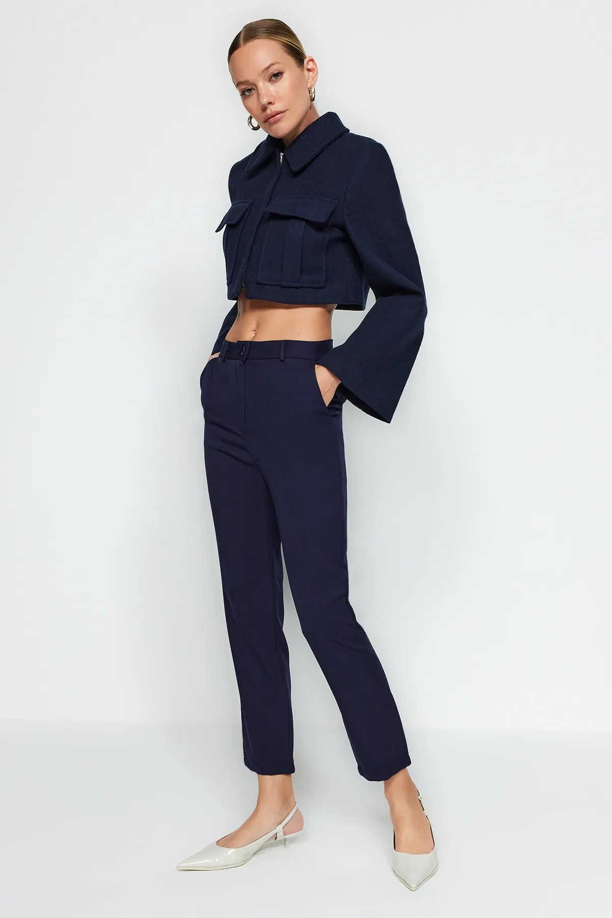 Trendyol Collection  Marineblaue Basic-Zigarettenhose mit schmalem Bein und Webstoff TWOSS19ST0038
