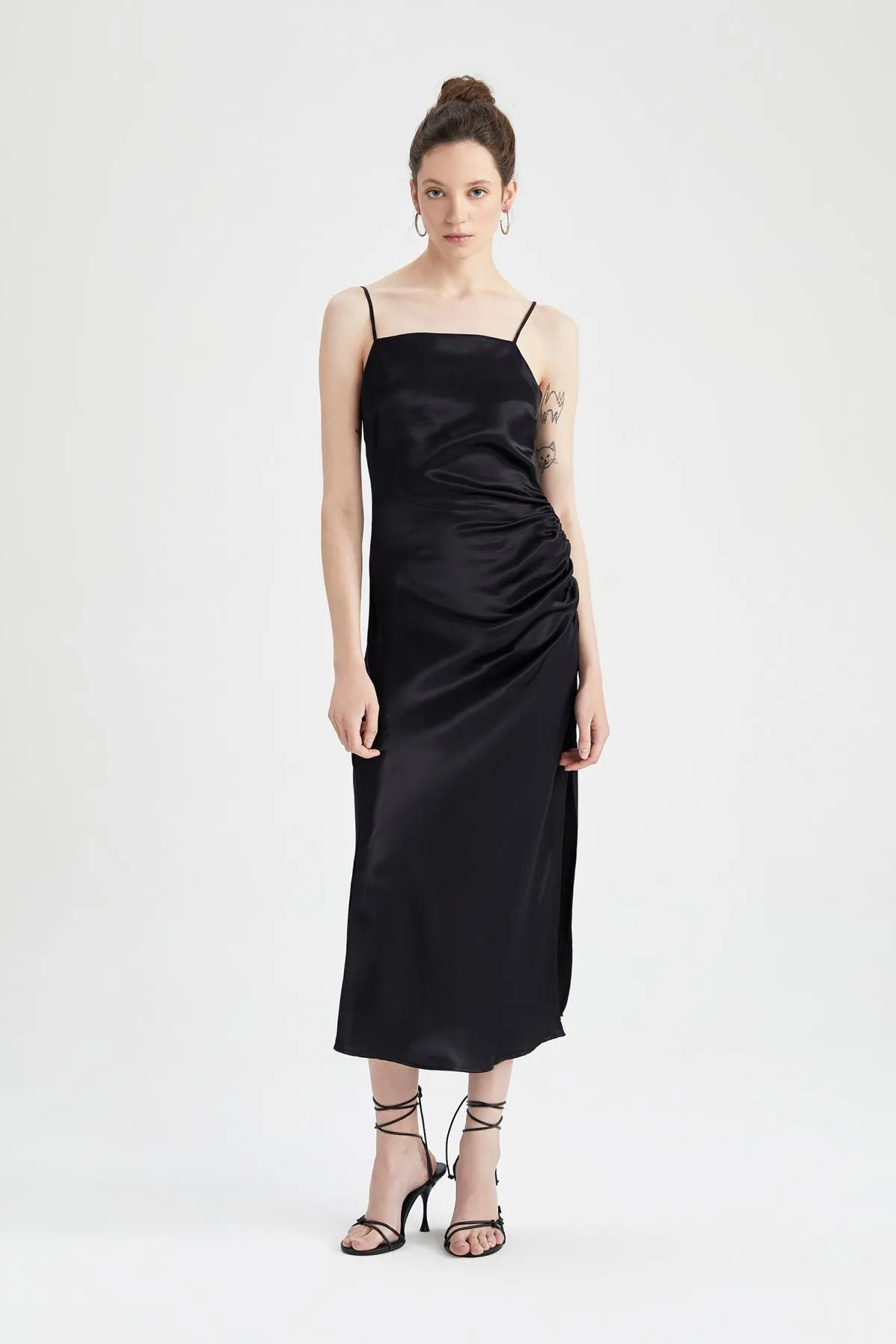 DeFacto  Schwarzes, figurbetontes Midikleid aus Satin – mit Trägern, Z6815az22wn