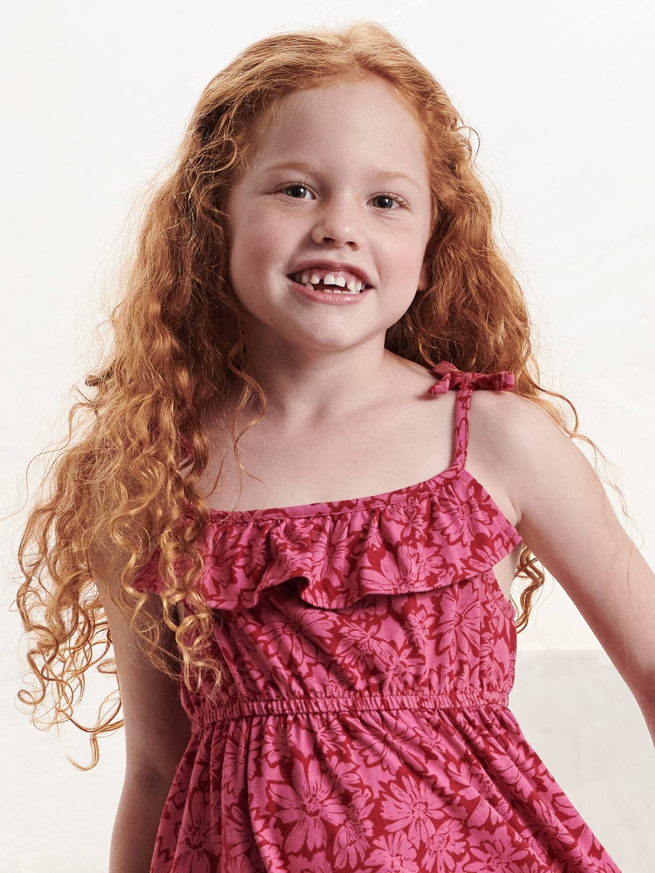 Robe mi-longue à bretelles imprimée fleurs fille framboise