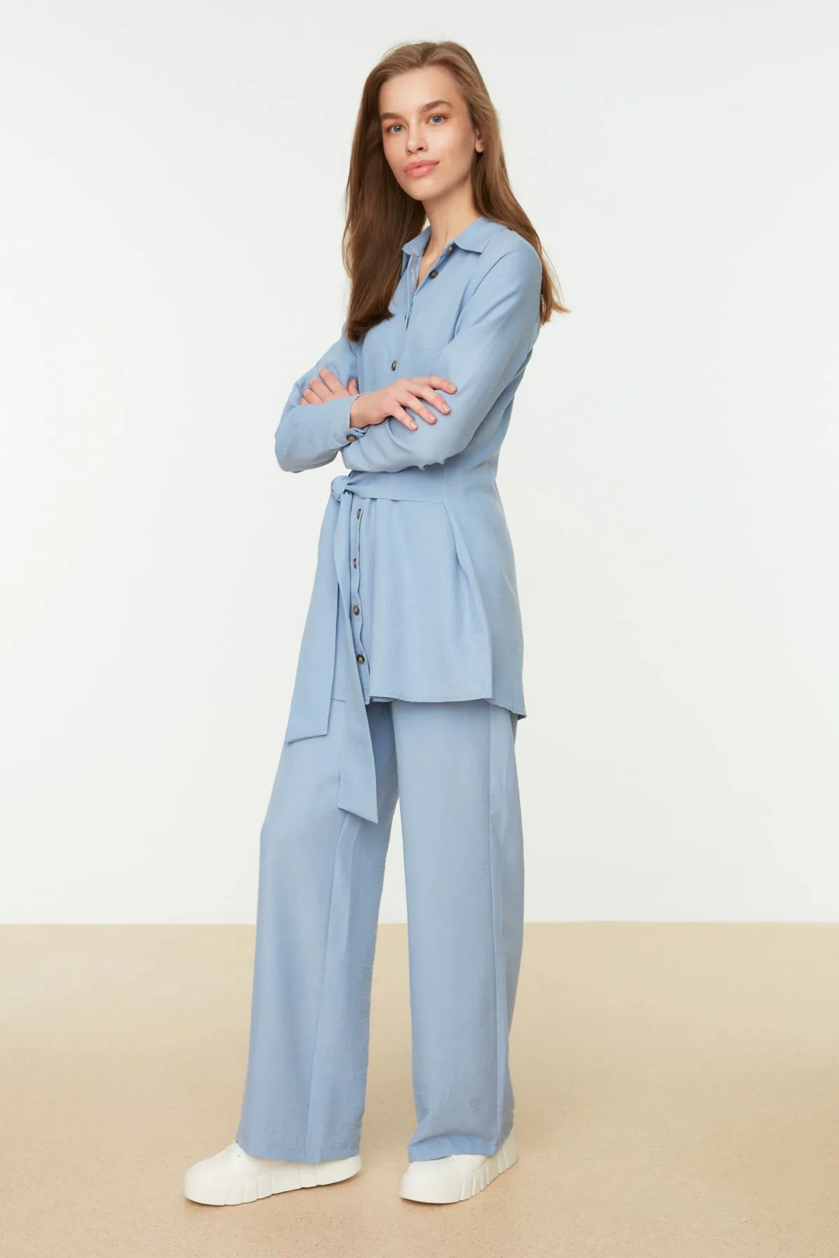 Trendyol Modest  Blaues Aerobin-Hemd-Hosen-Set aus gewebtem Stoff mit weitem Bein und Gürtel TCTSS22US0067