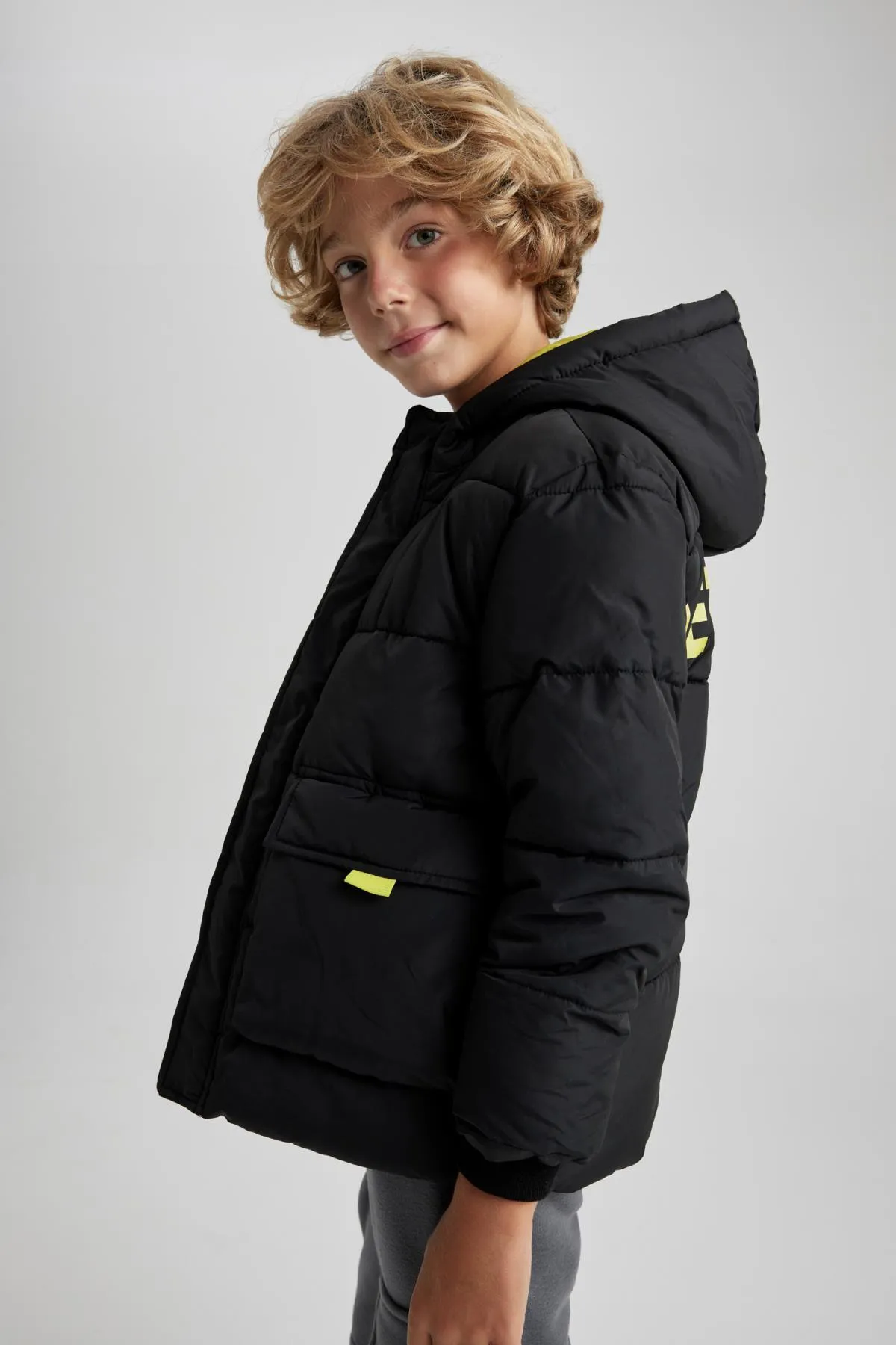 DeFacto  Wasserabweisende Pufferjacke mit Kapuze für Jungen A2267a823wn