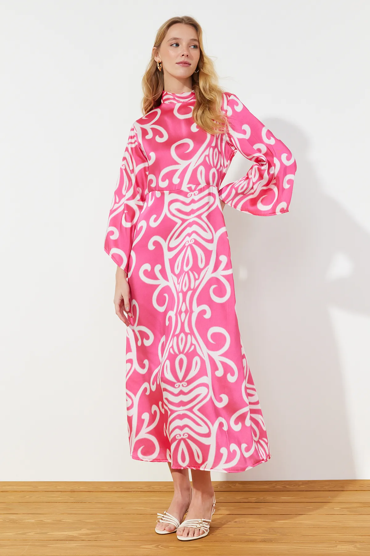 Trendyol Modest  Ecru Fuchsia gemustertes, gewebtes Satin-Abendkleid TCTSS24DB00017