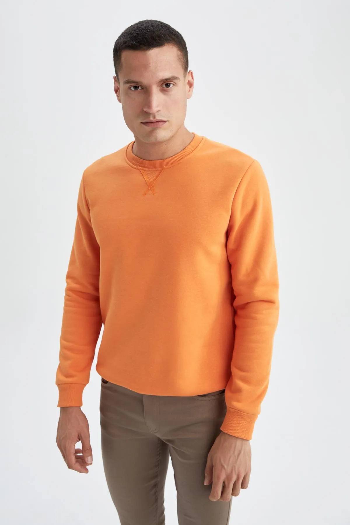 DeFacto  Basic-Sweatshirt aus Baumwolle mit normaler Passform und Rundhalsausschnitt
