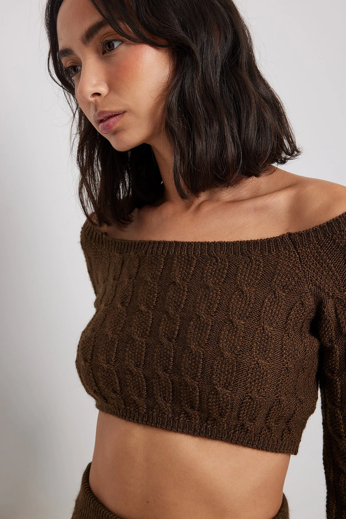 Schulterfreier Crop-Pullover mit Strickdetails