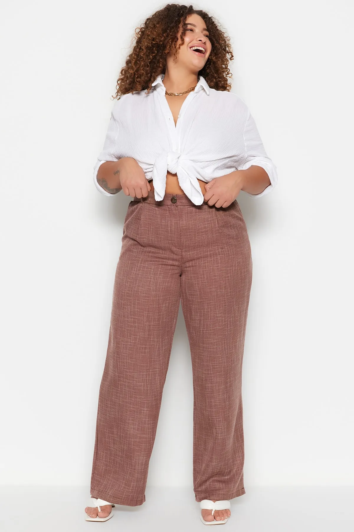 Trendyol Curve  Braune gewebte Hose in Leinenoptik TBBSS23AR00001