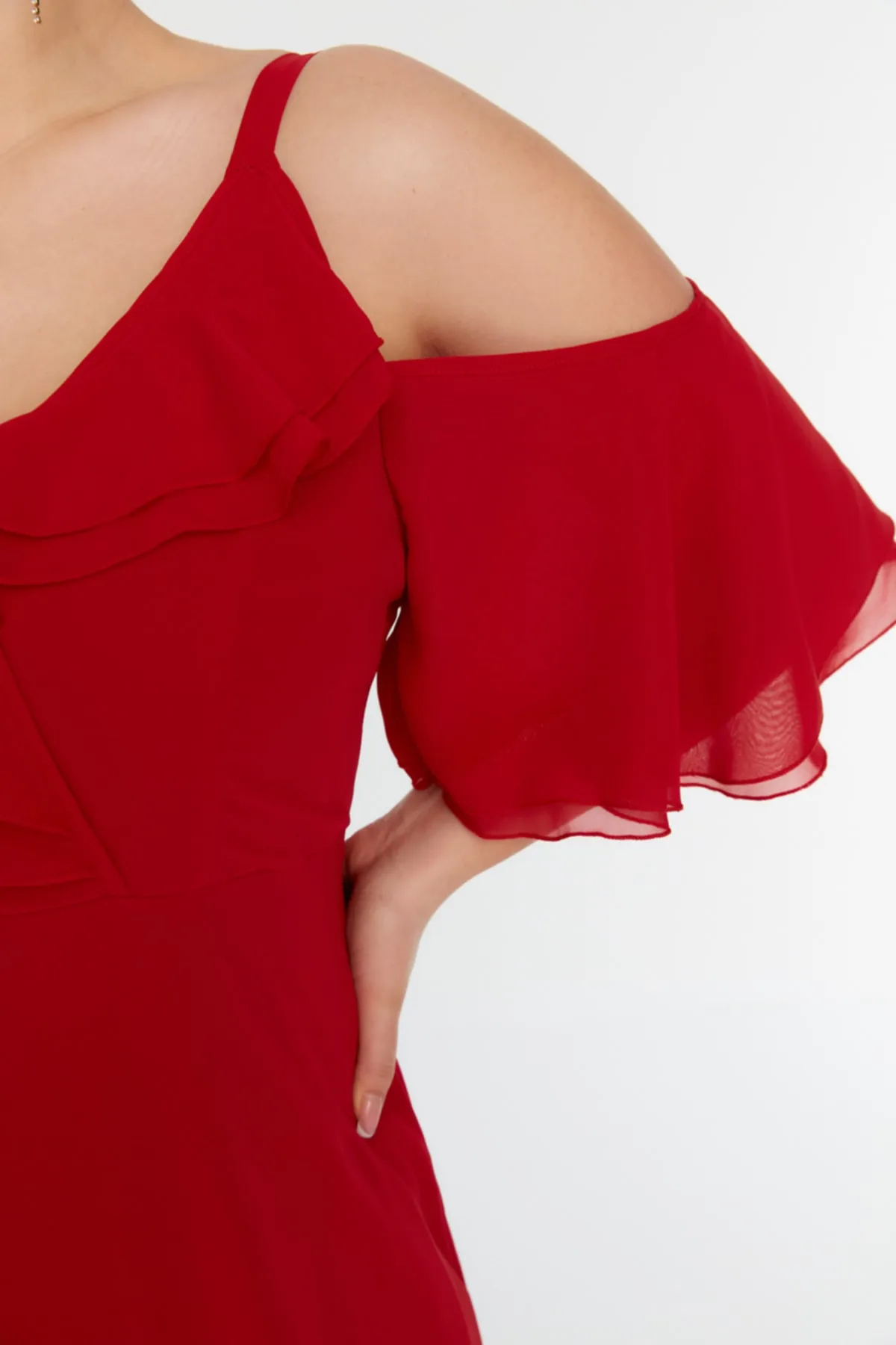 Trendyol Curve  Rotes gewebtes Chiffon-Abendkleid mit zweireihigem Kragen TBBSS22AH0178