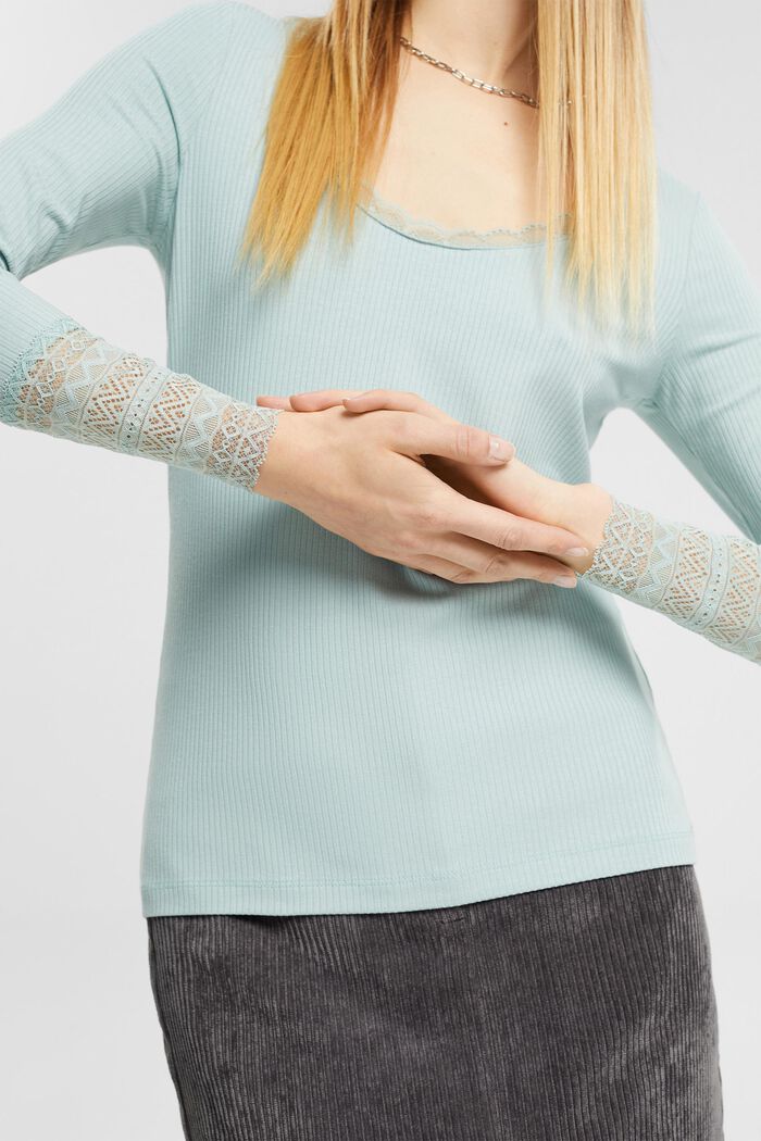 Geripptes Longsleeve mit Spitzendetails