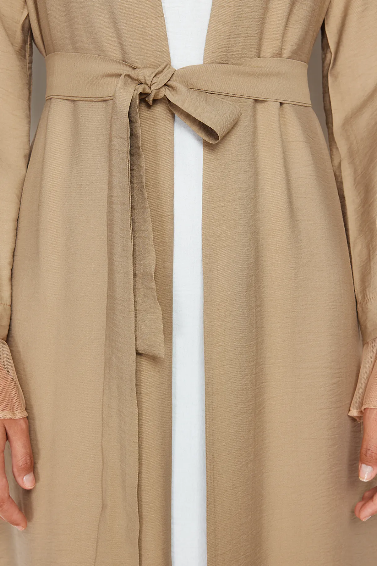 Trendyol Modest  Gewebte Kappe mit Gürtel und Tülldetail in Nerzfarbe, Ferace und Abaya TCTSS24KF00010