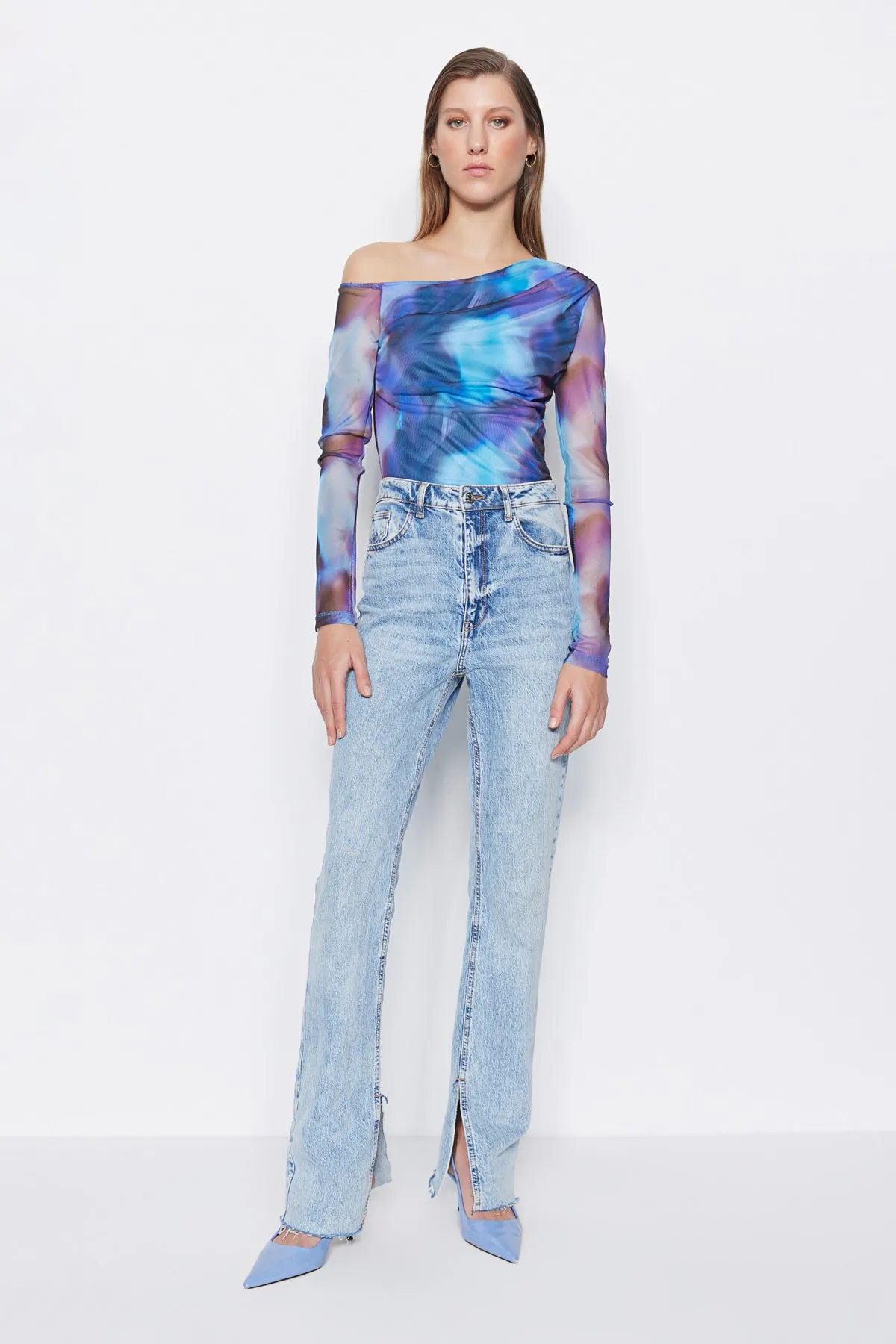Trendyol Collection  Blau gemusterter, transparenter, hinten anliegender, flexibler Strickbody mit Druckknopfverschluss TWOSS23BD00024