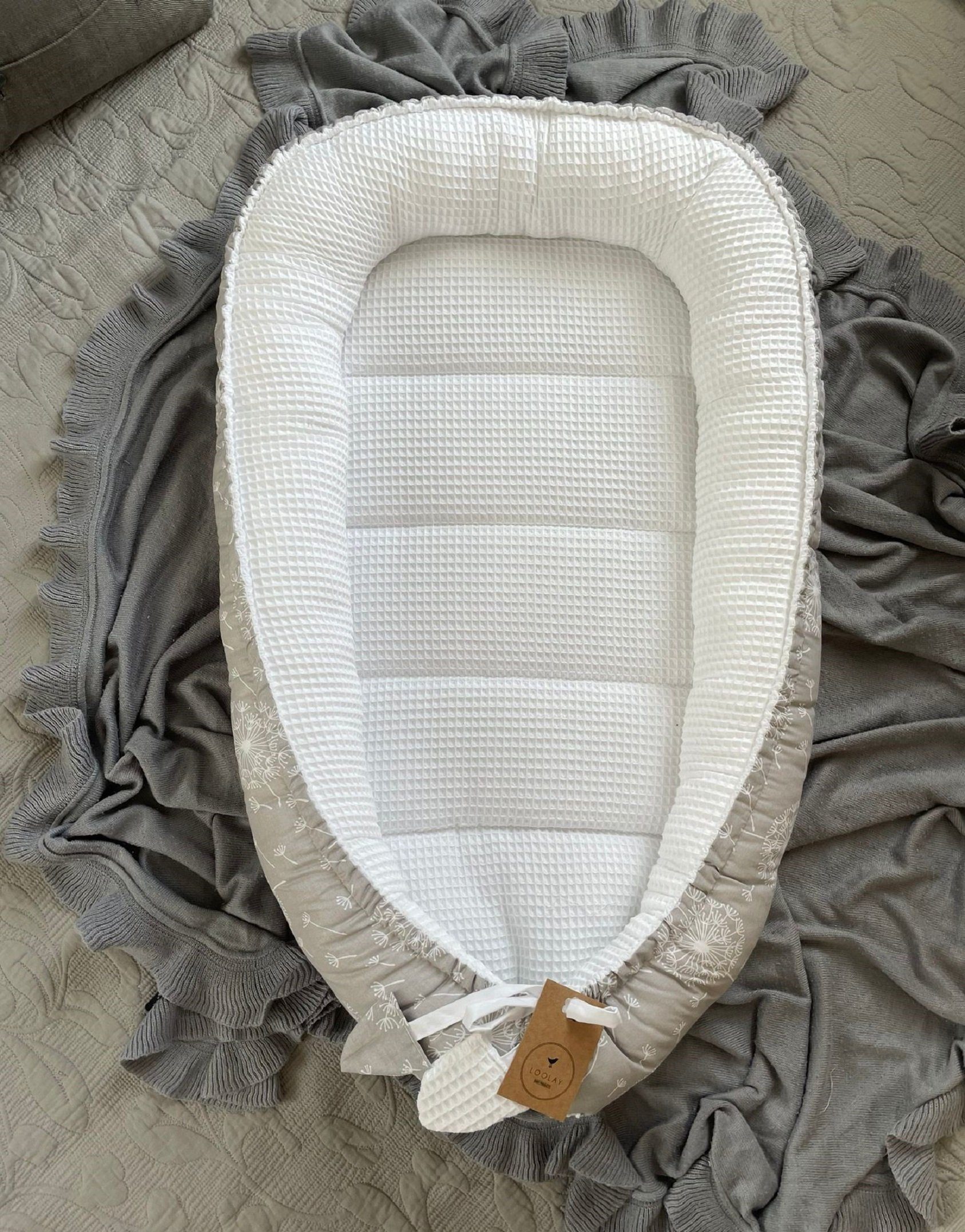 Loolay Bettnestchen WAFFELPIQUE Baumwolle BABYNEST Babykokon Neugeborene Babyausstattung, (Reisebett Nestchen SOLO/ o. in Geschenk SETS, 1-tlg., 4 Jahreszeiten WAFFELSTOFF - Design: Pustelblume Grau/ WAFFEL Weiß), 100% Europäische Stoffe und Kleinser